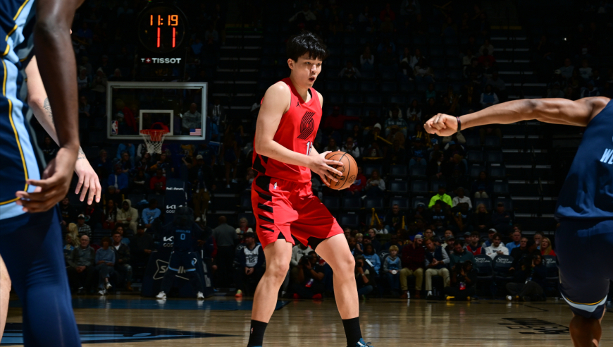 杨瀚森首发上场19分钟合集：4+5+3秀梦幻脚步暴扣 遭对手凶狠打脸