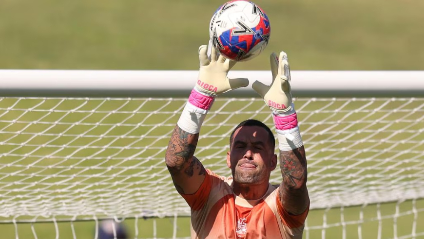 球迷热议踢假球？慢镜还原澳超门将后场直接传给对手丢球+送空门