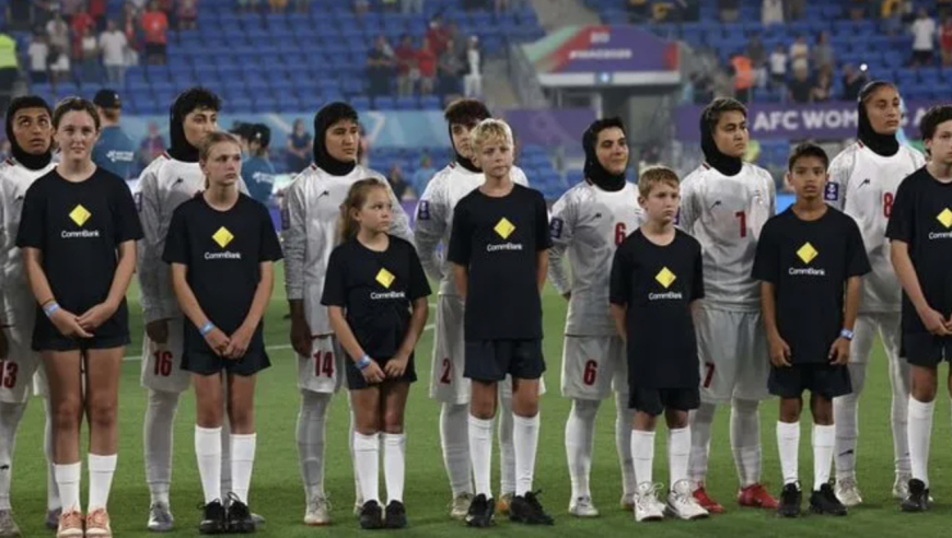 伊朗女足全员拒唱国歌！场下微笑的主帅：这对女性权利有重大意义