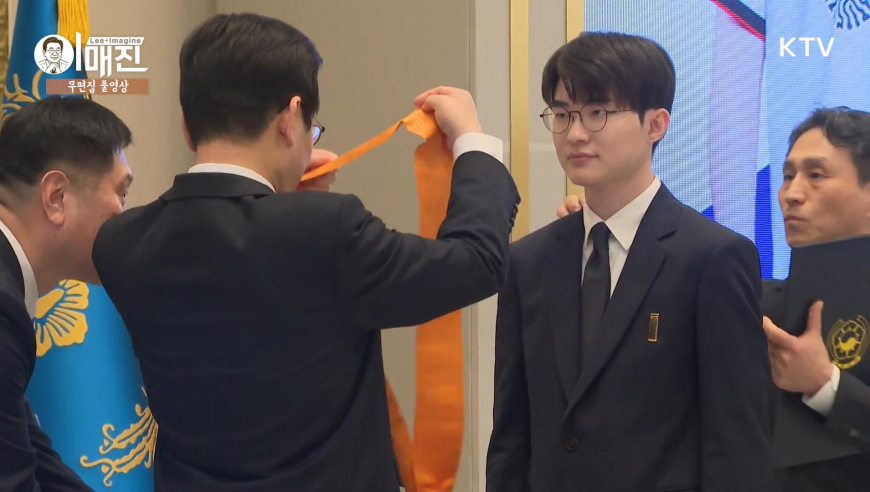 李在明总统亲自为Faker颁奖，李在明夫妇在青瓦台举行新年招待会