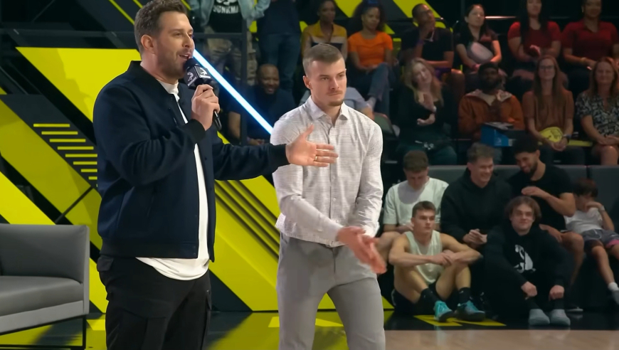 什么样的扣篮震惊奥尼尔霍华德和卡特！小伙身穿西装竟扣出折叠暴扣