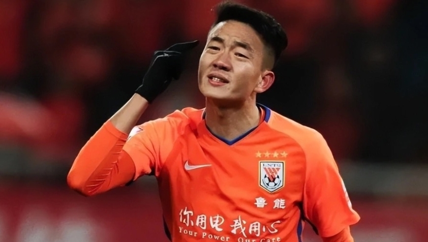 38岁前国脚欠7万不还！母亲打工干体力活替他还债，被儿子辱骂虐待