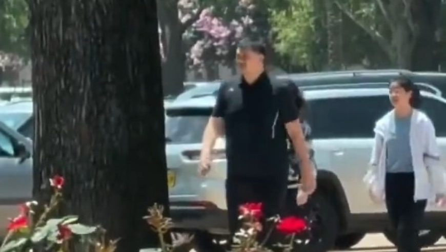 全家都是“高人”！姚明携带家人抵达休斯敦，与火箭小老板及总经理斯通会面