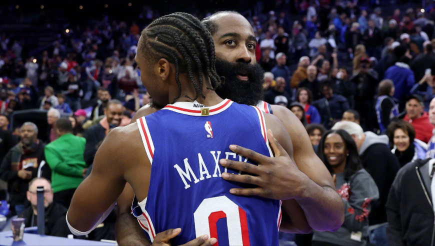 被点肘垫脚！哈登绝杀三分没吹犯规很气，马克西一路想寒暄遭冷落