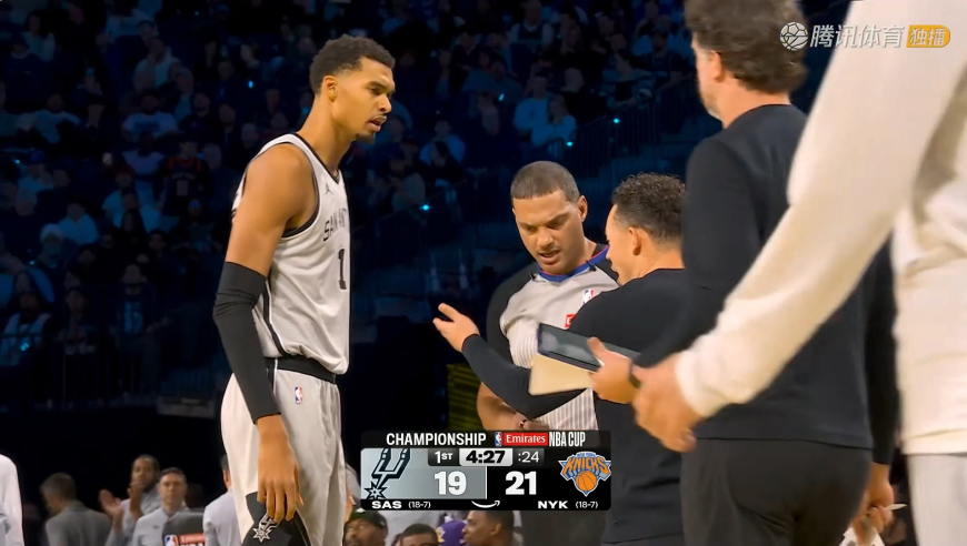 裁判眼瞎了？文班被唐斯抱住+推倒裁判均选择无视 文班与其对峙