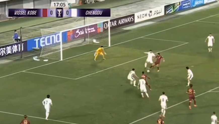 大人打小孩既视感！慢镜还原成都丢球全过程，碰不到球站桩目送