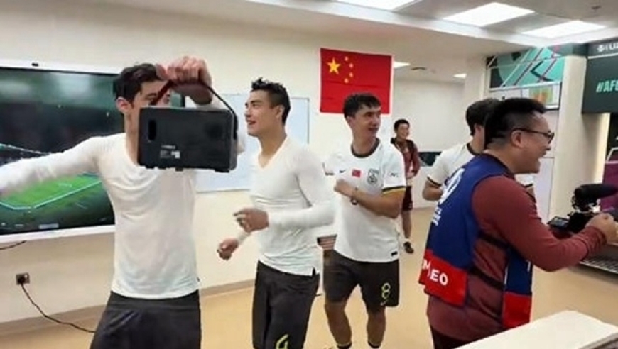 更衣室狂欢！三位新疆男模领舞，U23国足气氛嗨爆，一场3-0令今夜无眠