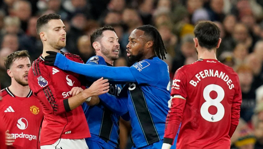 逃红牌？慢镜看伯恩茅斯悍将暴怒掐曼联球员脖子引冲突，仅染黄