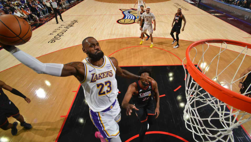 还在巅峰！詹姆斯半节时间轰下7分2助 飞天血帽后妙传八村