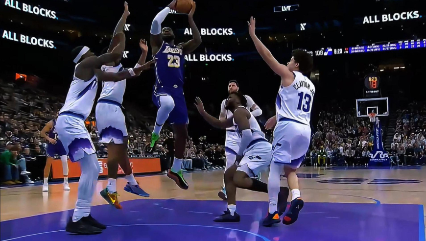 湖四疯！湖人末节初轰出12-2反超爵士 詹姆斯暴扣中投助攻样样精通