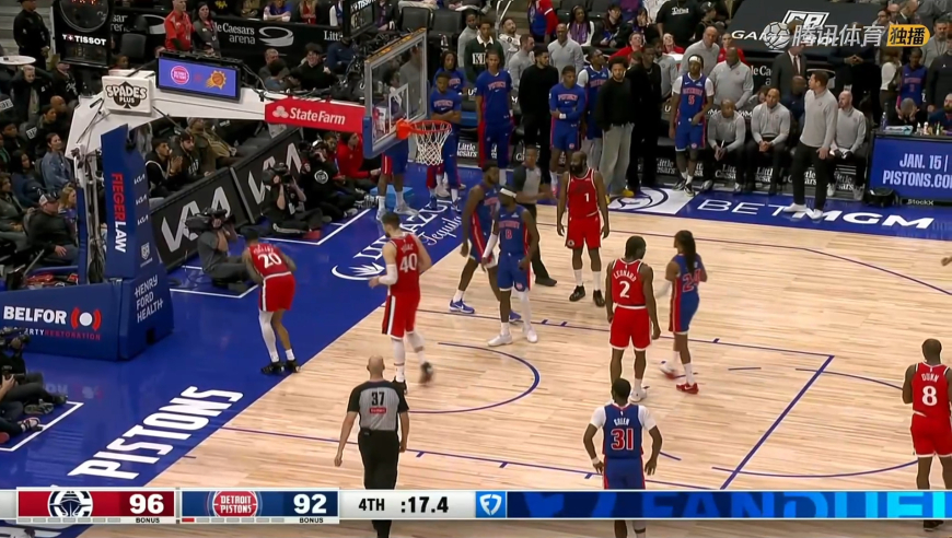 葬送比赛！里德关键2罚不中小卡抢篮板双方跳球 活塞将球碰出边线