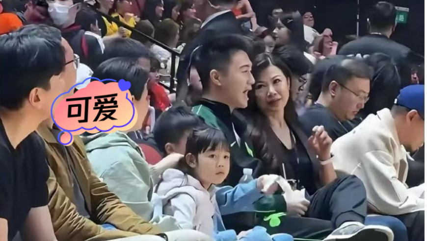 奚梦瑶何猷君儿子女儿正脸首曝光，一家同步观赛超有爱