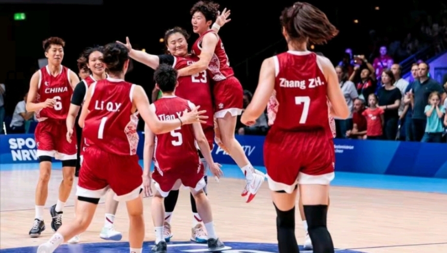 热血沸腾！中国女篮81-69力斩美国夺冠，现场齐唱歌唱祖国