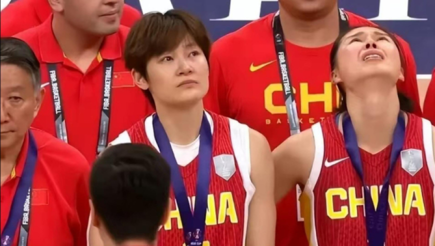 太伤心！女篮季军颁奖典礼集体哭成泪人，多名老将或告别国家队