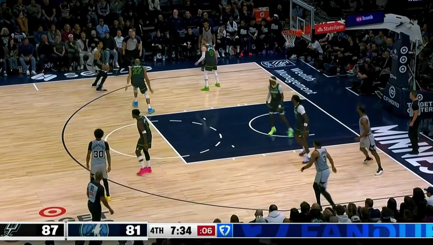 自己人啊！法国老大哥戈贝尔垫脚老弟文班 裁判回看升级恶犯