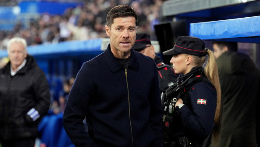 44岁阿隆索挥拳怒吼！终结2连败+暂逃下课厄运，仍遭怒批：场面丑陋