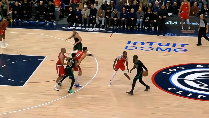 还在对轰！凯尔特人快船第三节末三分钟对轰26分 杰伦布朗打疯了