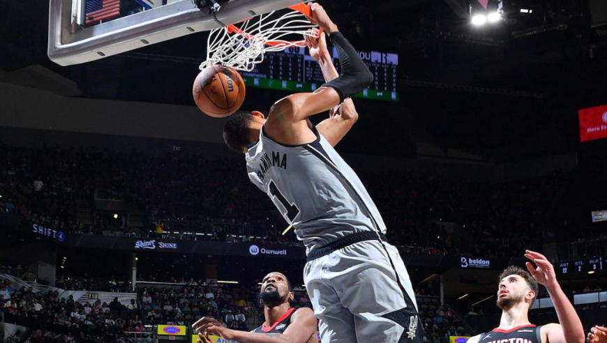 全场高呼MVP！文班亚马轰29分8板2断4帽：上演1打4疯狂背扣