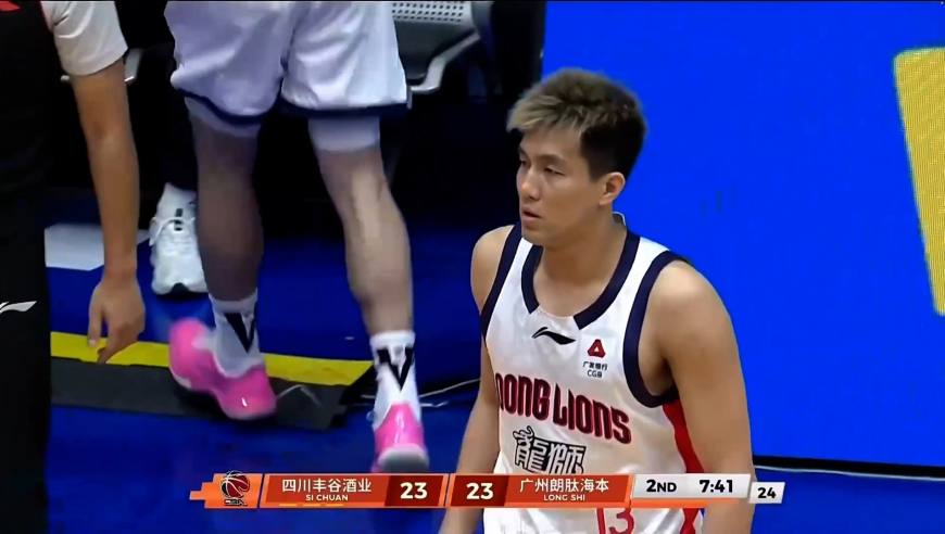 他还能打！郭艾伦赛季首秀16+5集锦 对着裁判怒喷吃技犯