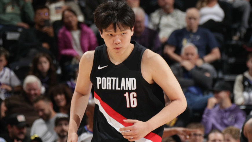 杨瀚森登场后指挥队友防守 完美挡拆助阿夫迪亚空切暴扣