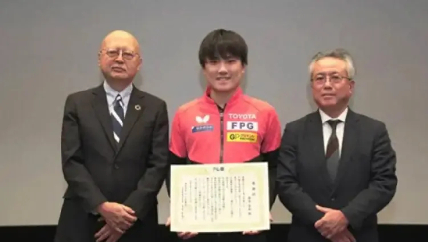 奖励豪车+奖金！张本智和获大奖，向日本人发誓：世乒赛还要夺冠