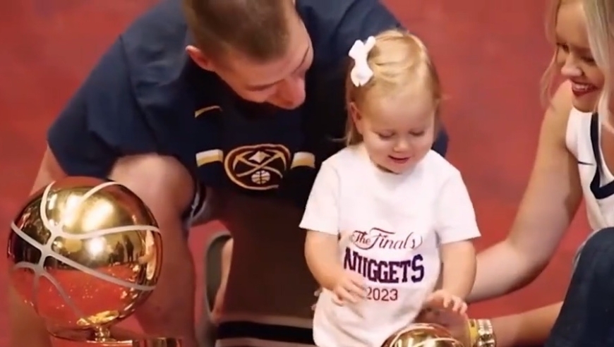 为了和女友在一起，这个胖子勉为其难的来到了NBA，然后统治了联盟