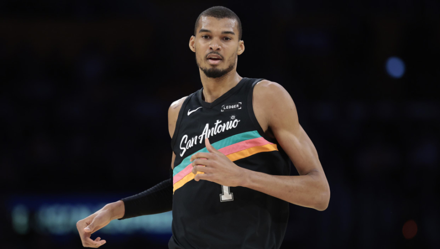 文班亚马25+13+4帽！连秀扣篮名场面 7失误赛季新高无缘12连胜