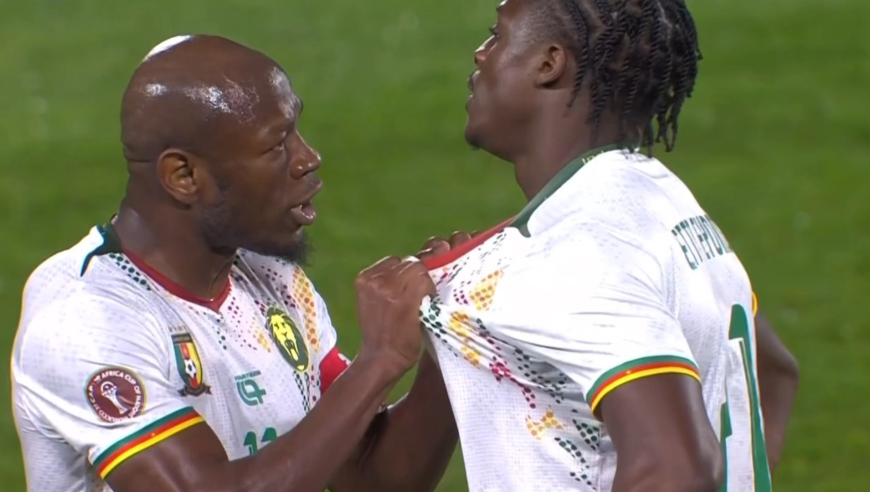 你在想什么！非洲杯球员空门不射却传球，遭队内大佬揪衣服训斥