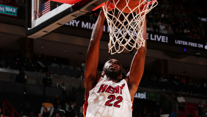 神剧情！米切尔高难度三分扳平 维金斯0.4秒压哨空接扣篮绝杀