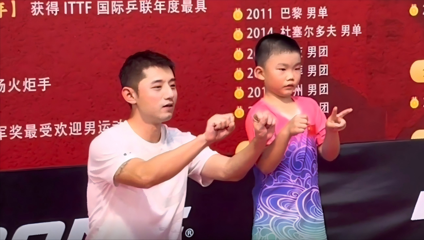 张继科与小男孩对打两千拍！耗时长达四十分钟，结束专门合影留念