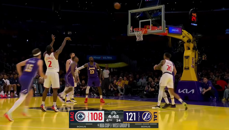 这样搞是吧？东契奇被小卡连造犯规摊手大笑 随后也造快船犯规回应