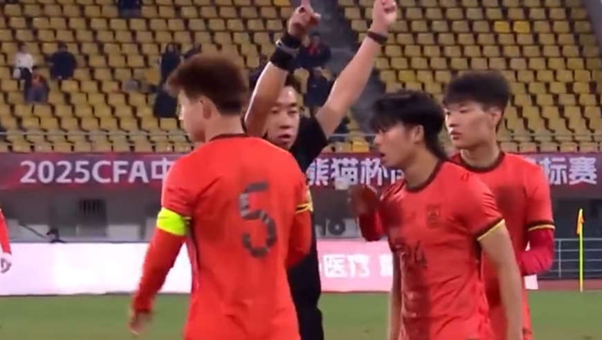 恶劣！汪士钦拉倒对手后再猛推一把+被红牌罚下 6天2次成为“罪人”