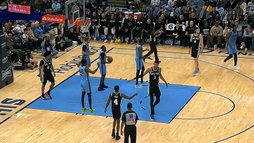 对轰三分+互冲内线！文班亚马与灰熊3J不到一分钟就对轰10分