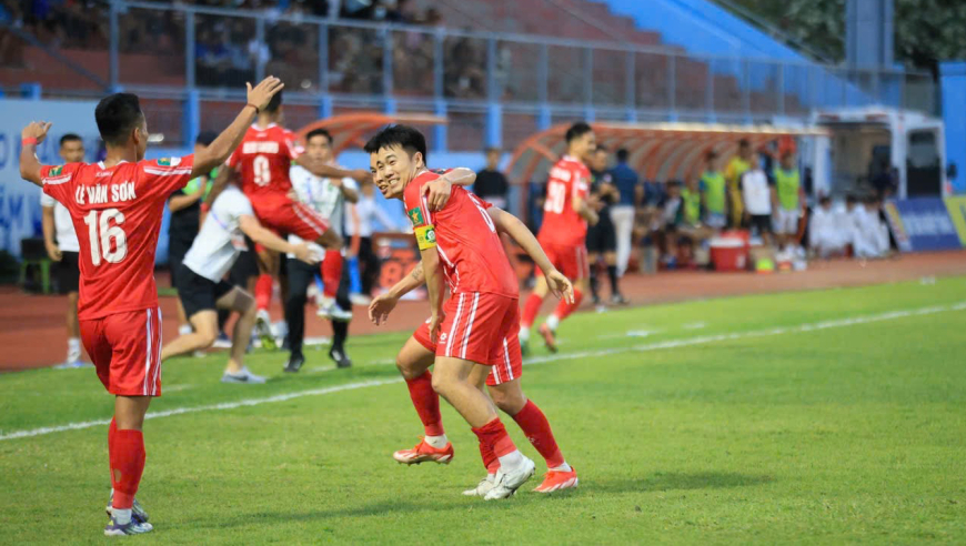 足坛同夜五佳球：越南联赛中圈神级吊射破门 卡塔尔联炸裂远射世界波