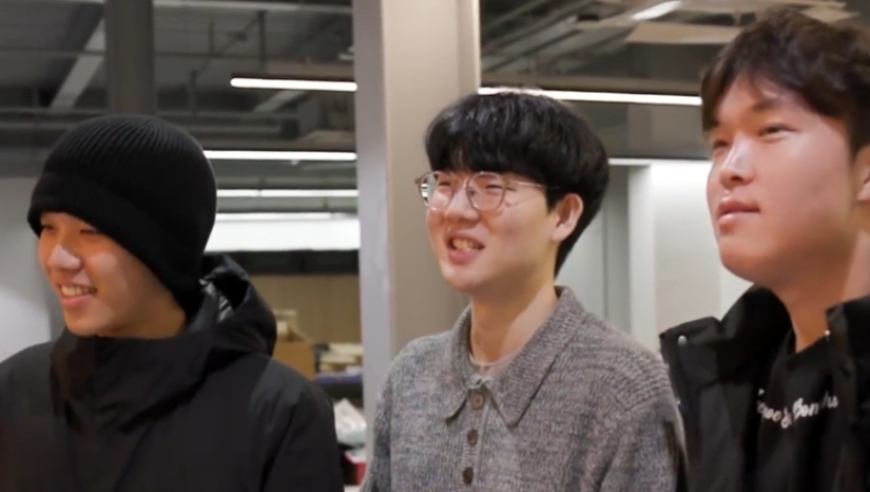 Bin全程陪同Viper参观基地，诚意十足，双眼皮抢眼