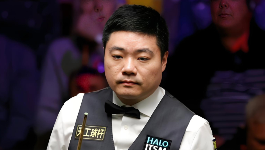 丁俊晖误打误撞中袋进球，希金斯让杆选择酿成致命逆转｜体坛名场面