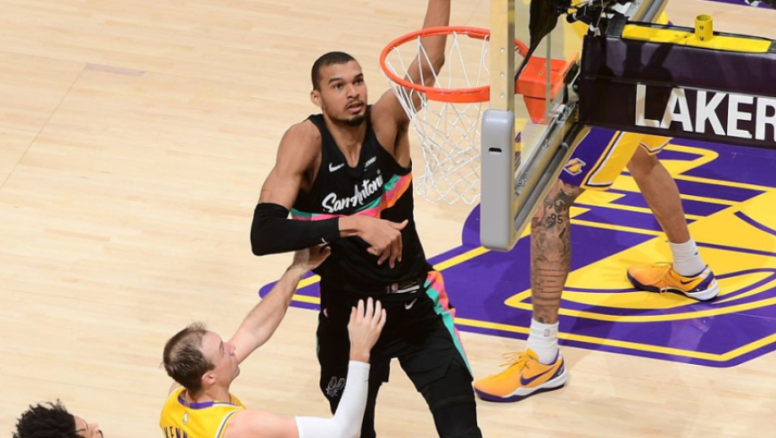 文班26分钟40+12刷爆纪录！马刺5连胜轻取残阵湖人 卡斯尔伤退