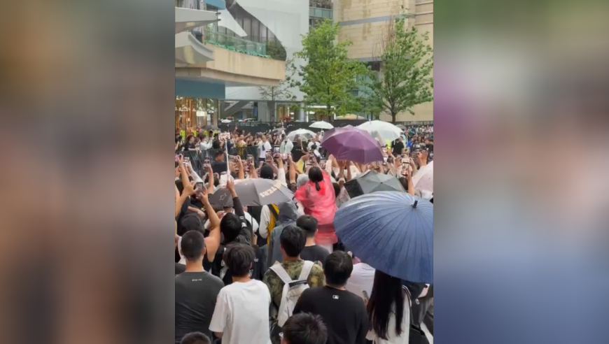 成都球迷冒雨现场见詹姆斯 女球迷尖叫：老詹好帅