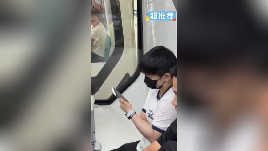 焦点人物！孙颖莎在摆渡车上低头看手机，同车的乘客全都在看着她