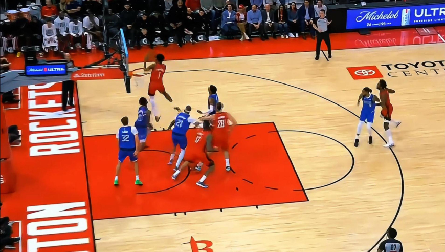 不只会2+1还会1+2！阿门汤普森罚球不中抢下篮板+天外飞仙侧扣