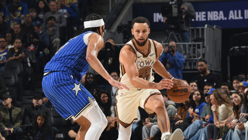 打疯了！库里logo超远三分 勇士末节前后轰出21-3打穿魔术全过程