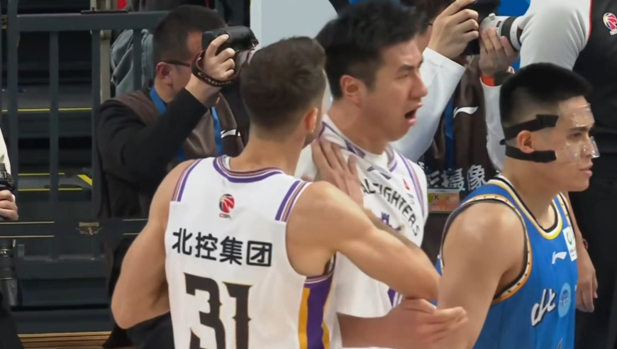 绝对五佳球！邹雨宸突破无视防守直接滑翔隔扣两人 落地疯狂怒吼