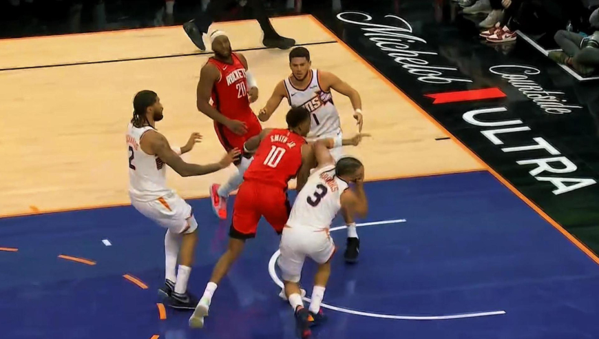 还在激烈对抗！吉莱斯皮篮下被火箭抢断后倒地 小贾快攻肘击狄龙