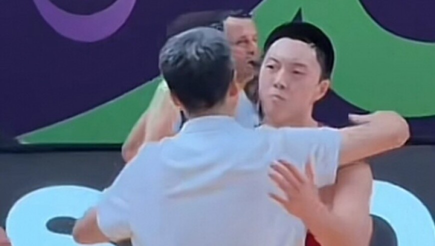 强度太大！胡明轩憾失绝杀 和郭士强拥抱时嘴唇已煞白&毫无血色