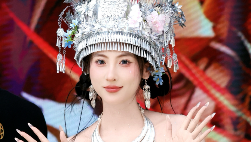 【LPL老婆】鼓鼓身穿苗族传统服饰，和Elk一起活动，真是太美了