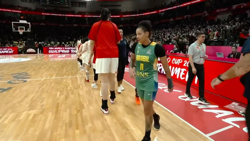 巴西无缘世界杯球员洒泪 张子宇和队友替补席庆祝