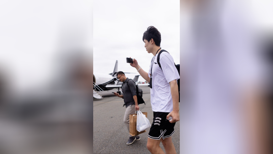 杨瀚森又吃一惊！开拓者队专机来接他：还贴心准备生日小蛋糕