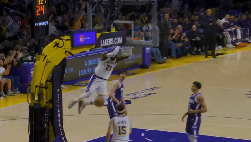 表演时间到！斯玛特神抢断+里夫斯空接助飞詹姆斯 湖人开场轰10-0