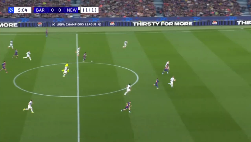 拉菲造5球！慢镜还原巴萨7-2狂胜纽卡斯尔联全过程，全场沸腾