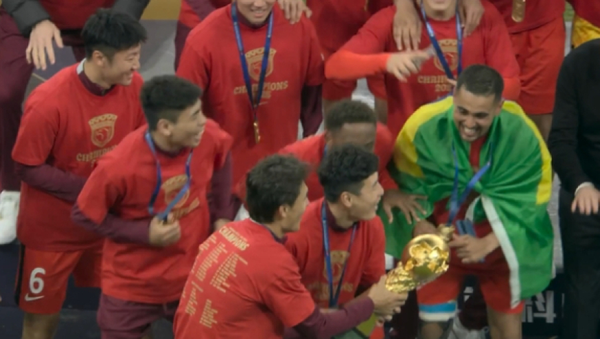 夺冠后武磊泪崩！3年2次落泪，中超第4冠，复刻梅西庆祝动作